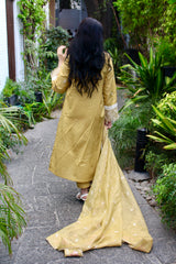 Golden Aura Set – Pink Petal Elegance