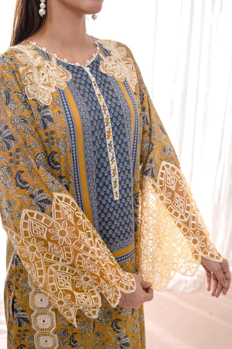EMBROIDERED PRINTED LAWN 3PC SUIT